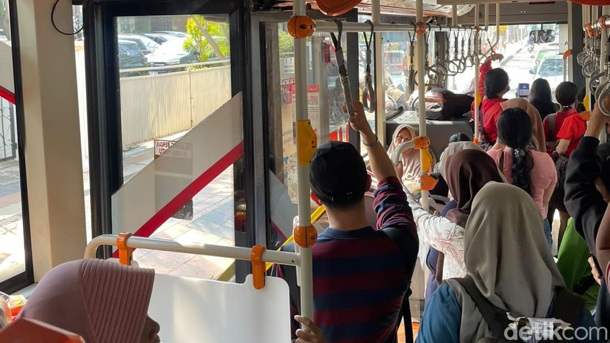 AC Suroboyo Bus Mati Berujung Pintu Tengah Dibuka Saat Masih Jalan