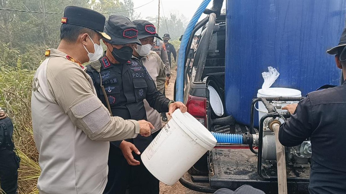 Potret Tepung Singkong Disuntik ke dalam Bara untuk Padamkan Karhutla