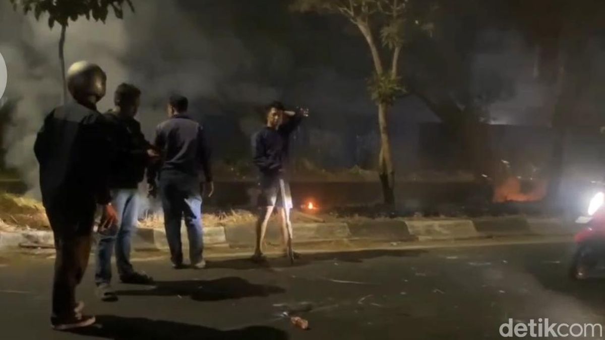 Geng Motor Bawa Busur Serang Warga-Bakar Tanaman di Median Jalan Makassar