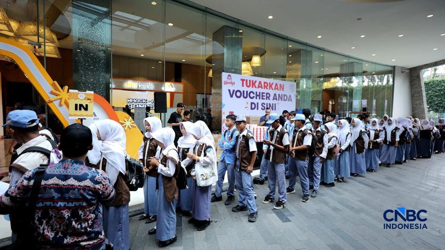 Ratusan pelajar dan mahasiswa memadati lokasi untuk menghadiri hari pertama Lampung Financial Festival 2026, di Hotel Novotel, Bandar Lampung, Sabtu (5/9/2026). (CNBC Indonesia/Tri Susilo)