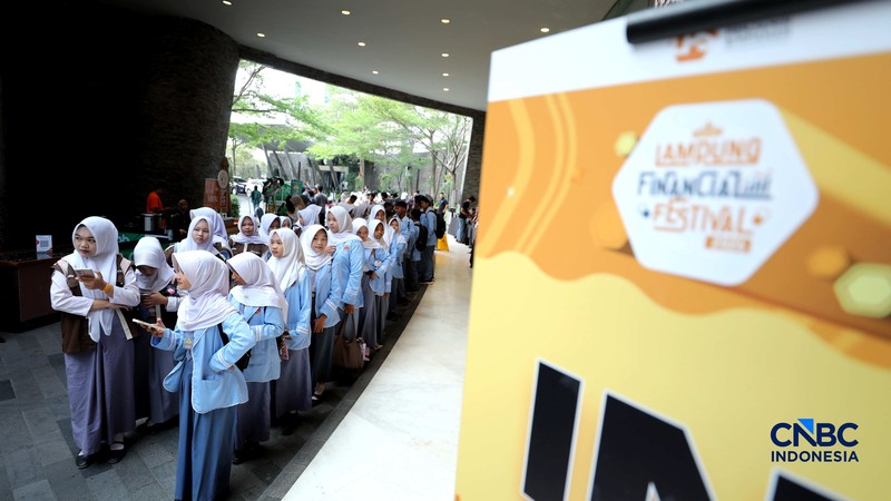Ratusan pelajar dan mahasiswa memadati lokasi untuk menghadiri hari pertama Lampung Financial Festival 2026, di Hotel Novotel, Bandar Lampung, Sabtu (5/9/2026). (CNBC Indonesia/Tri Susilo)