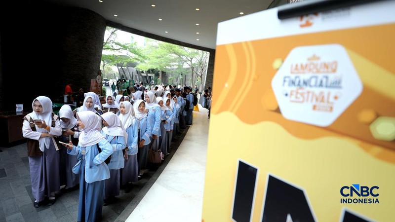 Ratusan pelajar dan mahasiswa memadati lokasi untuk menghadiri hari pertama Lampung Financial Festival 2026, di Hotel Novotel, Bandar Lampung, Sabtu (5/9/2026). (CNBC Indonesia/Tri Susilo)