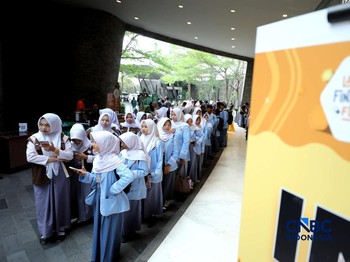 Ratusan pelajar dan mahasiswa memadati lokasi untuk menghadiri hari pertama Lampung Financial Festival 2026, di Hotel Novotel, Bandar Lampung, Sabtu (5/9/2026). (CNBC Indonesia/Tri Susilo)