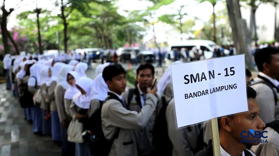 Ratusan pelajar dan mahasiswa memadati lokasi untuk menghadiri hari pertama Lampung Financial Festival 2026, di Hotel Novotel, Bandar Lampung, Sabtu (5/9/2026).