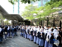 Ratusan pelajar dan mahasiswa memadati lokasi untuk menghadiri hari pertama Lampung Financial Festival 2026, di Hotel Novotel, Bandar Lampung, Sabtu (5/9/2026). (CNBC Indonesia/Tri Susilo)