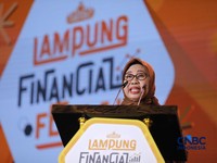 Rektor Universitas Lampung (UNILA), Lusmeilia Afriani saat menyampaikan pemaparan dalam Lampung Financial Festival di Hotel Novotel, Bandar Lampung, Sabtu (5/9/2026). (CNBC Indonesia/Tri Susilo)