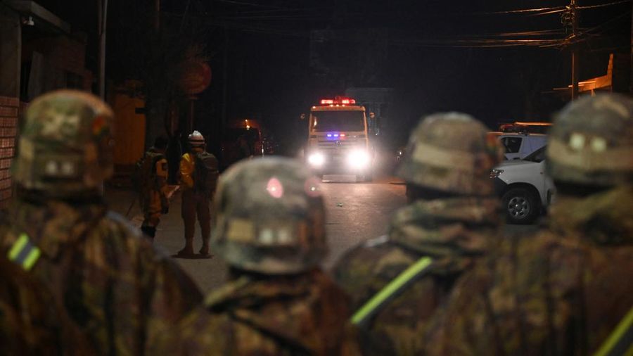 Sebuah mobil pemadam kebakaran meninggalkan lokasi sementara personel militer membentuk perimeter keamanan menyusul ledakan yang menewaskan dan melukai sejumlah orang di Resimen Artileri Mekanis