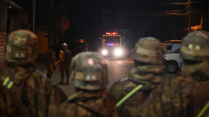 Sebuah mobil pemadam kebakaran meninggalkan lokasi sementara personel militer membentuk perimeter keamanan menyusul ledakan yang menewaskan dan melukai sejumlah orang di Resimen Artileri Mekanis