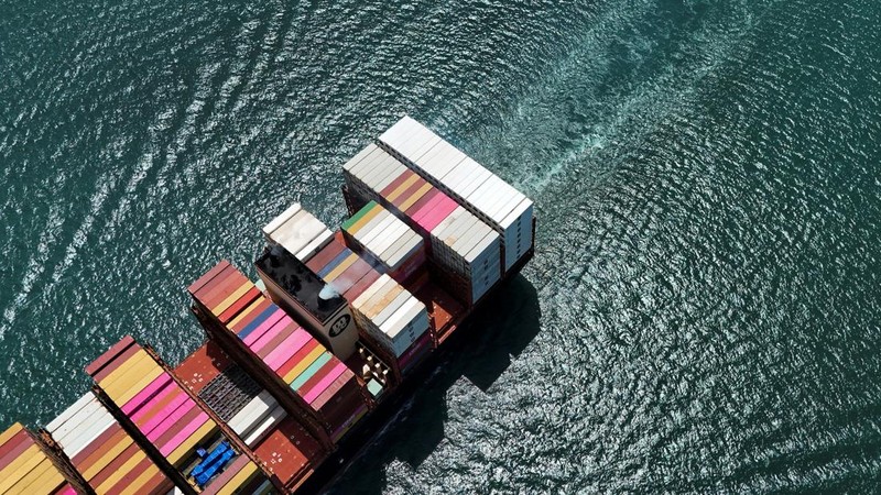 Sebuah pemandangan dari drone memperlihatkan kapal peti kemas kelas Neopanamax berbendera Liberia, MSC ELENOIRE, sedang melintasi Terusan Panama di pintu masuk sisi Atlantik—di tengah penurunan permukaan air akibat kurangnya curah hujan yang terkait dengan El Niño—di Panama City, Panama, pada 4 September 2026.