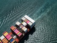 Sebuah pemandangan dari drone memperlihatkan kapal peti kemas kelas Neopanamax berbendera Liberia, MSC ELENOIRE, sedang melintasi Terusan Panama di pintu masuk sisi Atlantikdi tengah penurunan permukaan air akibat kurangnya curah hujan yang terkait d