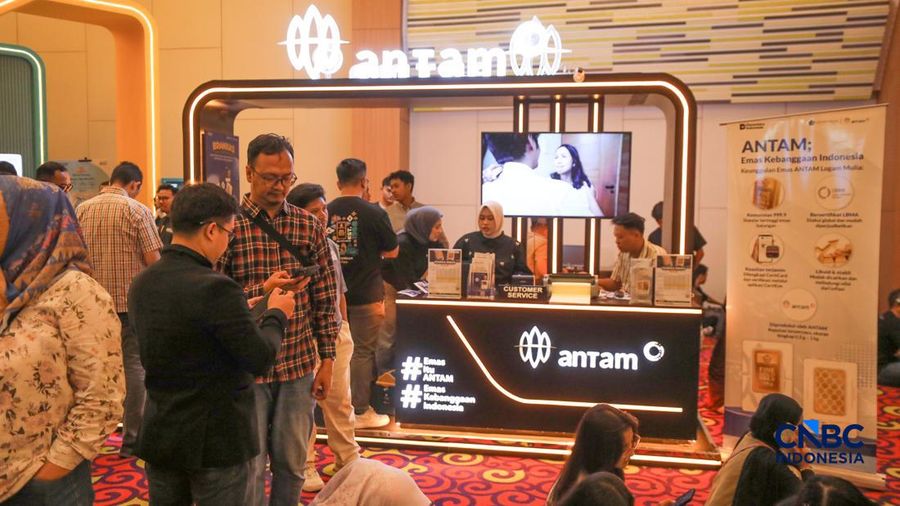 Sejumlah pengunjung memadati booth Antam dalam ajang Lampung Financial Festival 2026 di Novotel,  Bandar Lampung, Sabtu (5/9/2026). (CNBC Indonesia/Tri Susilo)