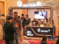 Sejumlah pengunjung memadati booth Antam dalam ajang Lampung Financial Festival 2026 di Novotel,  Bandar Lampung, Sabtu (5/9/2026). (CNBC Indonesia/Tri Susilo)
