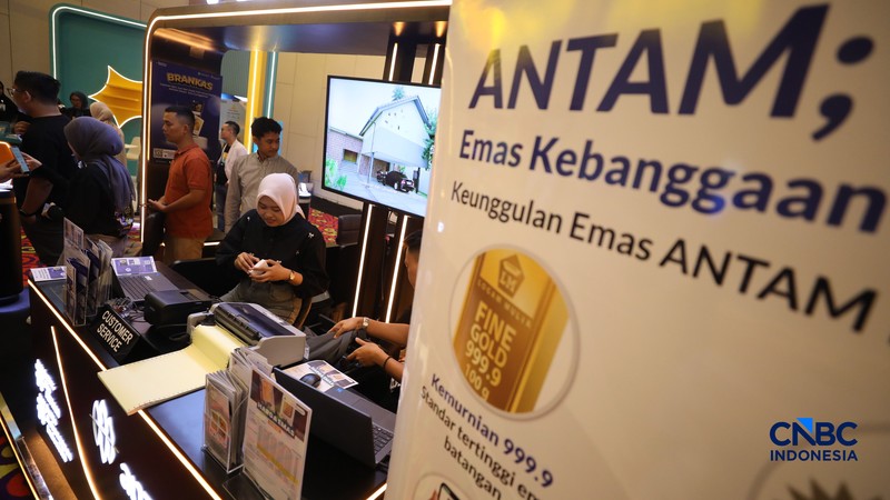 Sejumlah pengunjung memadati booth Antam dalam ajang Lampung Financial Festival 2026 di Novotel,  Bandar Lampung, Sabtu (5/9/2026). (CNBC Indonesia/Tri Susilo)
