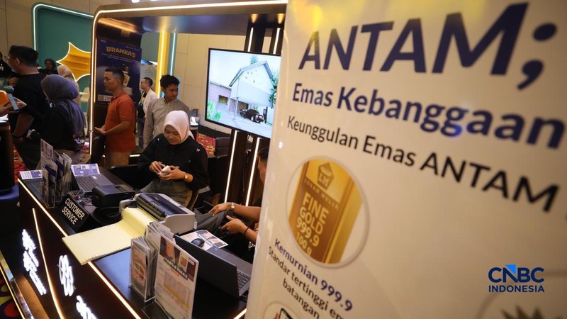Sejumlah pengunjung memadati booth Antam dalam ajang Lampung Financial Festival 2026 di Novotel,  Bandar Lampung, Sabtu (5/9/2026).