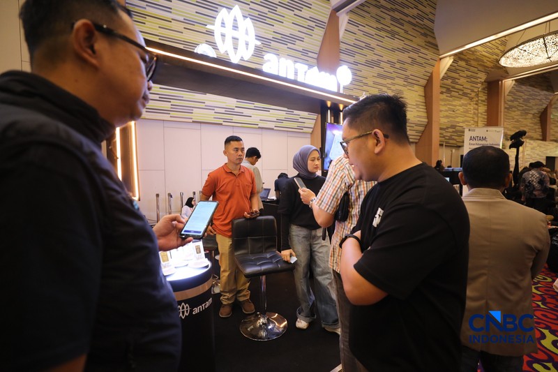 Sejumlah pengunjung memadati booth Antam dalam ajang Lampung Financial Festival 2026 di Novotel,  Bandar Lampung, Sabtu (5/9/2026). (CNBC Indonesia/Tri Susilo)