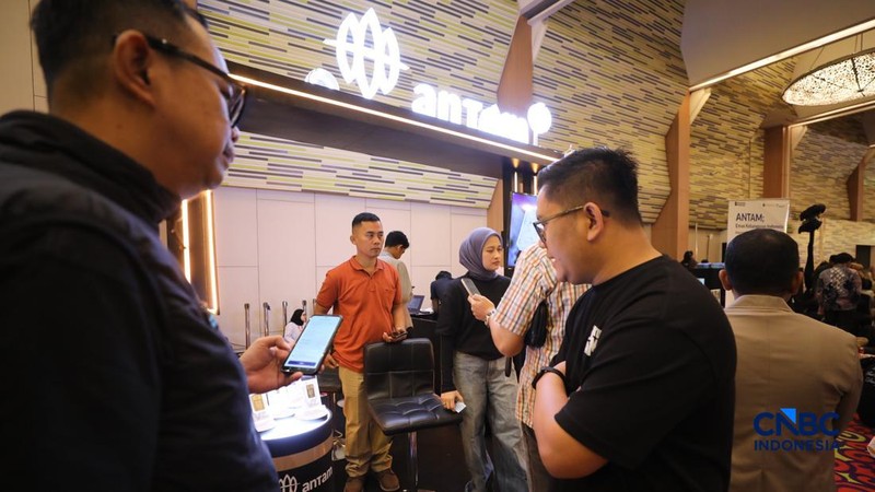Sejumlah pengunjung memadati booth Antam dalam ajang Lampung Financial Festival 2026 di Novotel,  Bandar Lampung, Sabtu (5/9/2026).