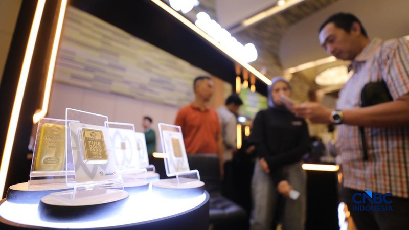 Sejumlah pengunjung memadati booth Antam dalam ajang Lampung Financial Festival 2026 di Novotel,  Bandar Lampung, Sabtu (5/9/2026).