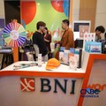 Sejumlah pengunjung memadati booth Bank Negara Indonesia (BNI) dalam ajang Lampung Financial Festival 2026 di Novotel,  Bandar Lampung, Sabtu (5/9/2026). (CNBC Indonesia/Tri Susilo)