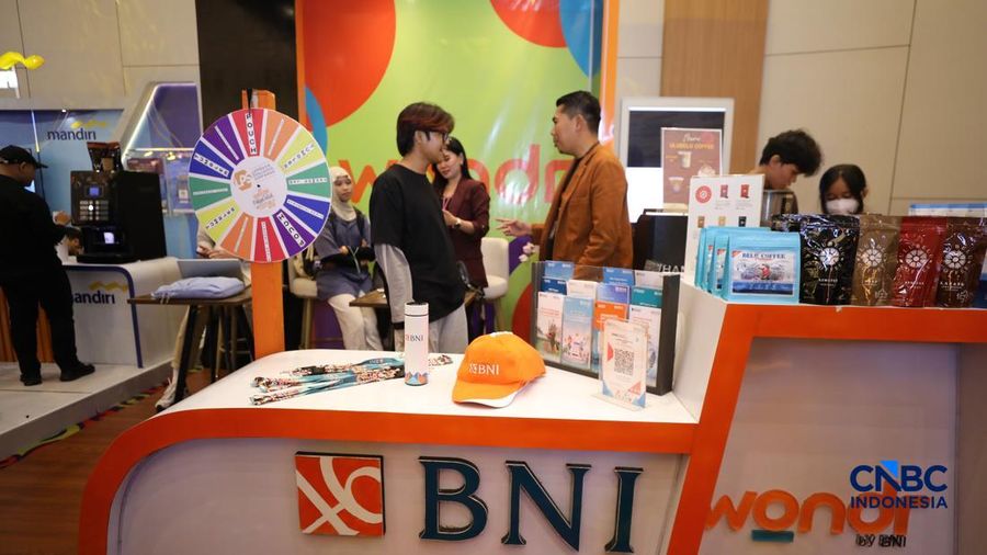 Sejumlah pengunjung memadati booth Bank Negara Indonesia (BNI) dalam ajang Lampung Financial Festival 2026 di Novotel,  Bandar Lampung, Sabtu (5/9/2026). (CNBC Indonesia/Tri Susilo)
