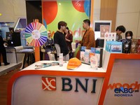 Sejumlah pengunjung memadati booth Bank Negara Indonesia (BNI) dalam ajang Lampung Financial Festival 2026 di Novotel,  Bandar Lampung, Sabtu (5/9/2026). (CNBC Indonesia/Tri Susilo)