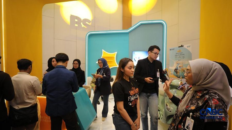 Sejumlah pengunjung memadati booth Bank Syariah Indonesia (BSI) dalam ajang Lampung Financial Festival 2026 di Novotel,  Bandar Lampung, Sabtu (5/9/2026). (CNBC Indonesia/Tri Susilo)