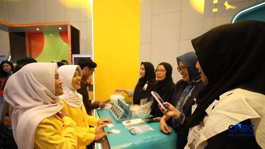 Sejumlah pengunjung memadati booth Bank Syariah Indonesia (BSI) dalam ajang Lampung Financial Festival 2026 di Novotel,  Bandar Lampung, Sabtu (5/9/2026). (CNBC Indonesia/Tri Susilo)