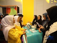 Sejumlah pengunjung memadati booth Bank Syariah Indonesia (BSI) dalam ajang Lampung Financial Festival 2026 di Novotel,  Bandar Lampung, Sabtu (5/9/2026). (CNBC Indonesia/Tri Susilo)