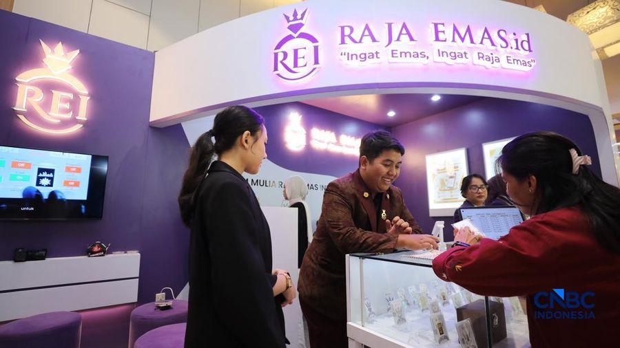 Sejumlah pengunjung memadati booth Raja Emas dalam ajang Lampung Financial Festival 2026 di Novotel,  Bandar Lampung, Sabtu (5/9/2026). (CNBC Indonesia/Tri Susilo)