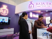 Sejumlah pengunjung memadati booth Raja Emas dalam ajang Lampung Financial Festival 2026 di Novotel,  Bandar Lampung, Sabtu (5/9/2026). (CNBC Indonesia/Tri Susilo)