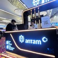 Sejumlah pengunjung memadati gerai Antam dalam ajang Lampung Financial Festival 2026 di Novotel,  Bandar Lampung, Sabtu (5/9/2026). (CNBC Indonesia/Zefanya Aprilia)