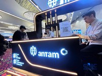 Sejumlah pengunjung memadati gerai Antam dalam ajang Lampung Financial Festival 2026 di Novotel,  Bandar Lampung, Sabtu (5/9/2026). (CNBC Indonesia/Zefanya Aprilia)