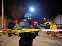 Seorang petugas polisi memegang pita pembatas setelah ledakan yang menyebabkan korban tewas dan luka-luka di Resimen Artileri Mekanis "Bolivar" di Viacha, Bolivia, pada 4 September 2026. (REUTERS/Claudia Morales)