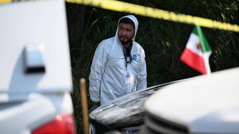 Seorang teknisi forensik berdiri di lokasi kejadian tempat Zenyazen Escobar—seorang legislator federal dari Veracruz, wilayah yang menjadi lokasi sejumlah kompleks minyak utama Meksiko—ditemukan tewas dengan setidaknya satu luka tembak di jalan raya yang menghubungkan wilayah administratif Puente Nacional dengan ibu kota negara bagian Xalapa, Meksiko, pada 4 September 2026.