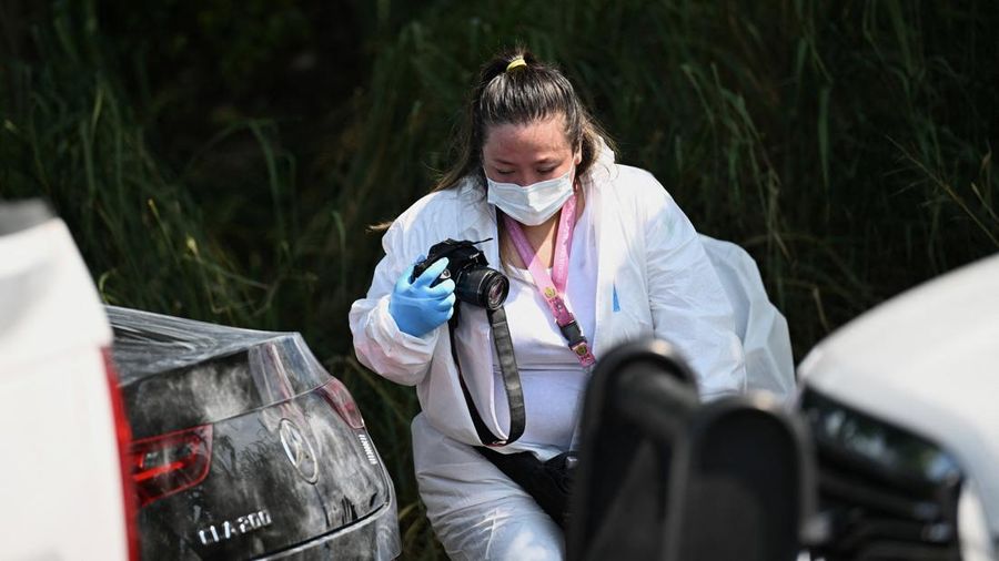 Seorang teknisi forensik berdiri di lokasi kejadian tempat Zenyazen Escobar—seorang legislator federal dari Veracruz, wilayah yang menjadi lokasi sejumlah kompleks minyak utama Meksiko—ditemukan tewas dengan setidaknya satu luka tembak di jalan raya yang menghubungkan wilayah administratif Puente Nacional dengan ibu kota negara bagian Xalapa, Meksiko, pada 4 September 2026.