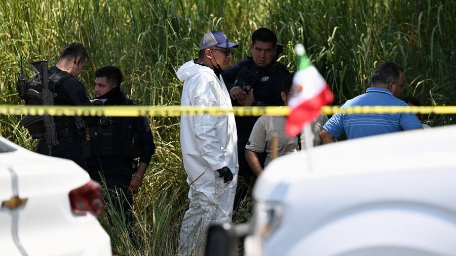 Seorang teknisi forensik dan petugas kepolisian berada di lokasi kejadian tempat Zenyazen Escobar—seorang anggota legislatif federal dari Veracruz, wilayah yang menjadi lokasi sejumlah kompleks minyak utama Meksiko—ditemukan tewas dengan setidaknya satu luka tembak di jalan raya yang menghubungkan wilayah administratif Puente Nacional dengan ibu kota negara bagian Xalapa, Meksiko, pada 4 September 2026.