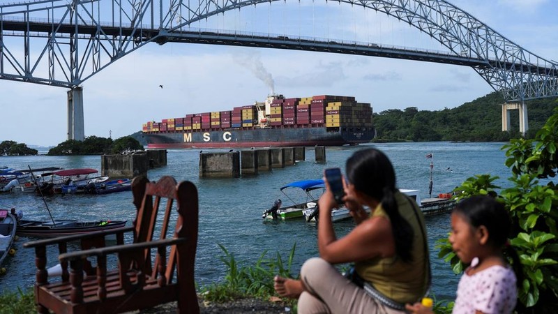 Seorang wanita memotret kapal MSC ILLINOIS VII berbendera Liberia saat melintasi Terusan Panama di dekat Bridge of the Americas, di tengah penurunan permukaan air akibat kurangnya curah hujan yang dikaitkan dengan El Niño, di Panama City, Panama, pada 4 September 2026.