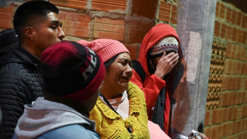 Seorang wanita menangis sambil memanggil nama putranya di tengah kerumunan orang yang mencari kerabat mereka yang hilang serta warga setempat yang menunggu saat personel militer membentuk barisan pengamanan, menyusul ledakan yang menewaskan dan melukai sejumlah orang di Resimen Artileri Mekanis