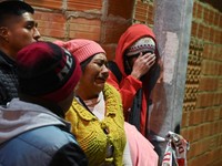 Seorang wanita menangis sambil memanggil nama putranya di tengah kerumunan orang yang mencari kerabat mereka yang hilang serta warga setempat yang menunggu saat personel militer membentuk barisan pengamanan, menyusul ledakan yang menewaskan dan meluk