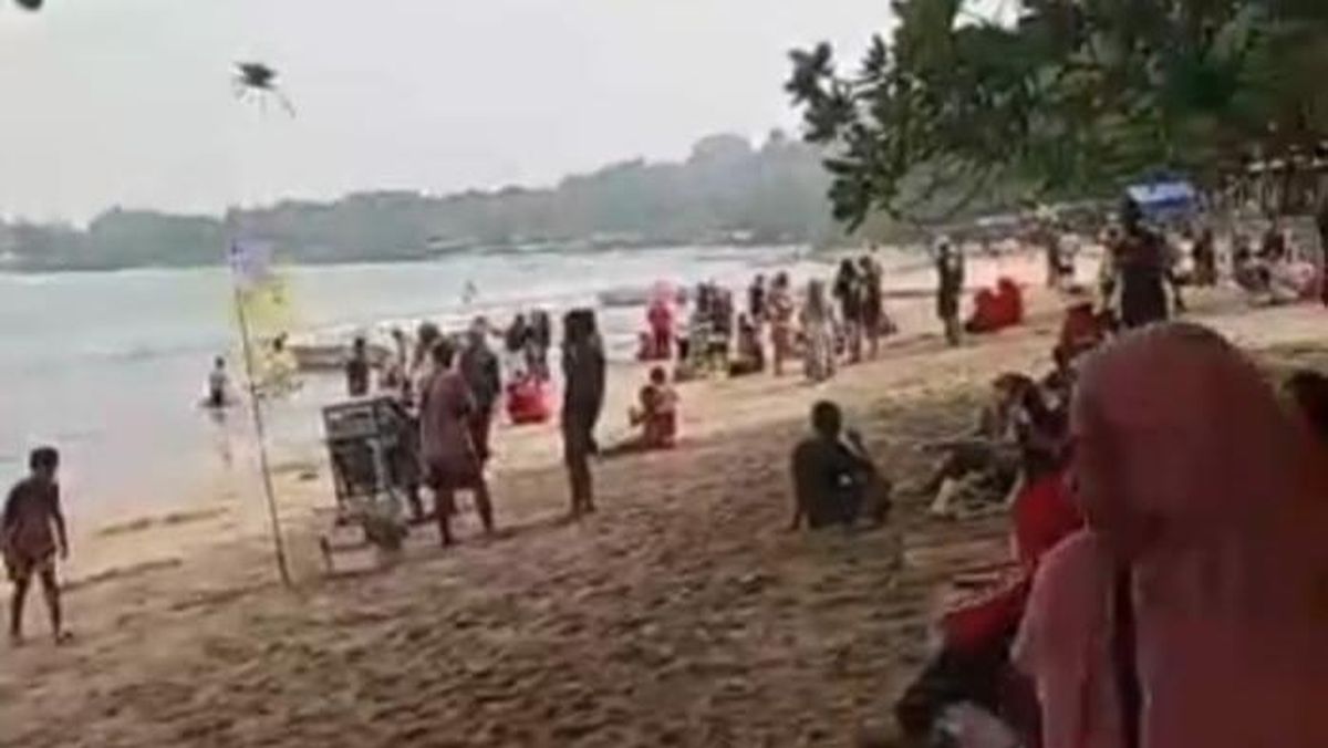 Gunung Anak Krakatau Erupsi, Wisatawan Tetap Padati Pantai Carita