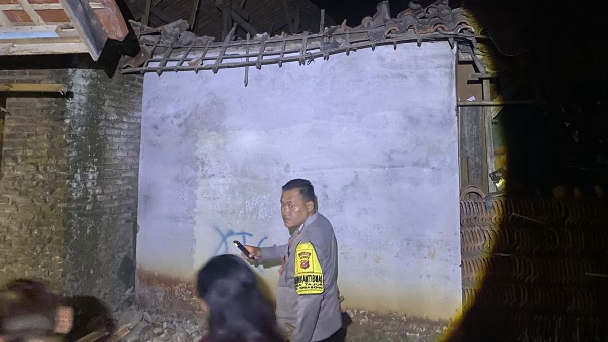Tembok 4 Meter di Majalengka Ambruk Diterjang Angin, 2 Rumah Rusak