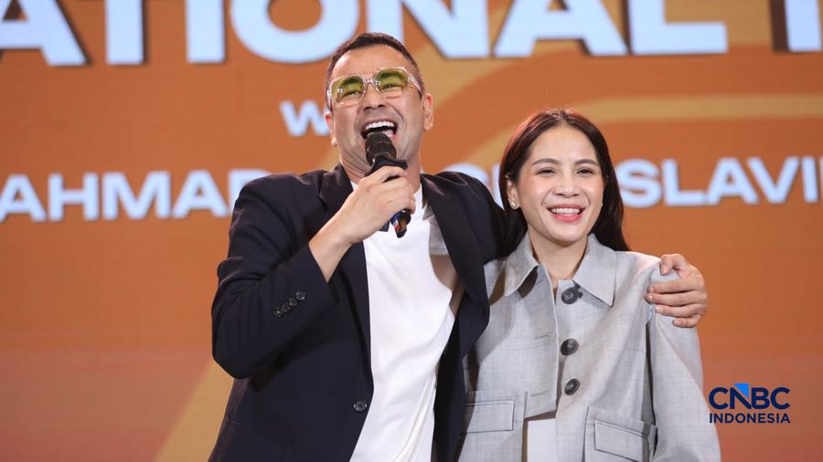 Utusan Khusus Presiden Bidang Pembinaan Generasi Muda dan Pekerja Seni, Raffi Ahmad dan Direktur Utama dan Co Founder RANS Entertainment, Nagita Slavina saat menghadiri Lampung Financial Festival di Hotel Novotel, Bandar Lampung, Sabtu (5/9/2026). (C