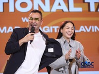 Utusan Khusus Presiden Bidang Pembinaan Generasi Muda dan Pekerja Seni, Raffi Ahmad dan Direktur Utama dan Co Founder RANS Entertainment, Nagita Slavina saat menghadiri Lampung Financial Festival di Hotel Novotel, Bandar Lampung, Sabtu (5/9/2026). (C
