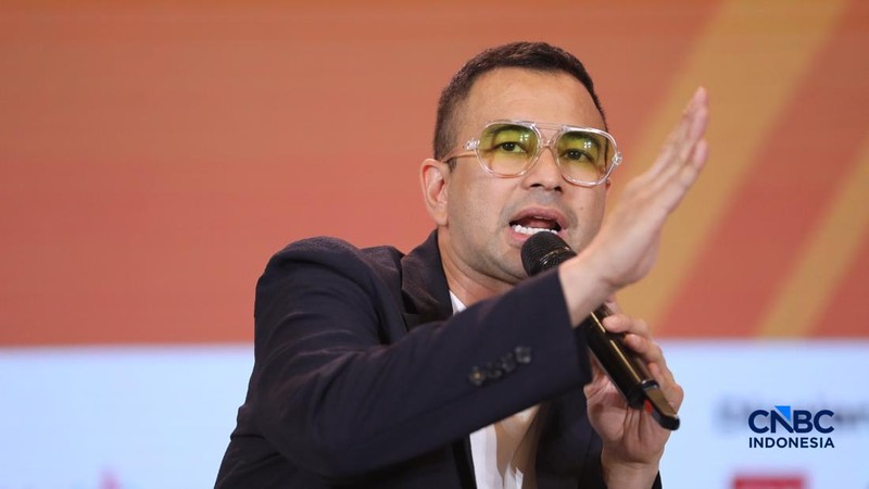 Utusan Khusus Presiden Bidang Pembinaan Generasi Muda dan Pekerja Seni, Raffi Ahmad saat menyampaikan pemaparan dalam Lampung Financial Festival di Hotel Novotel, Bandar Lampung, Sabtu (5/9/2026).