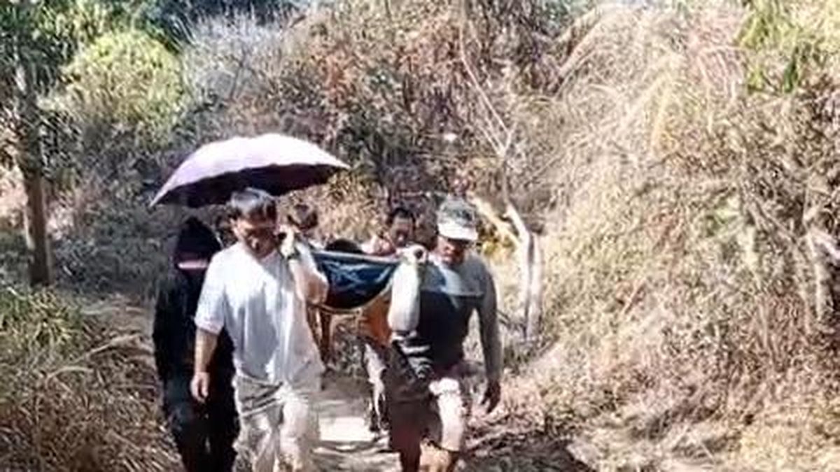 Pilu Siti dan Erik, Ditandu 10 Kilometer di Pelosok Cianjur demi Berobat