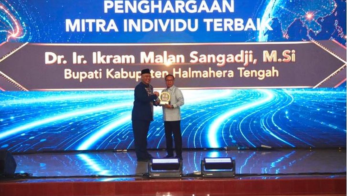 Komitmen terhadap Pendidikan, Bupati Halmahera Tengah Raih Piala Citra Paramesti Universitas Terbuka