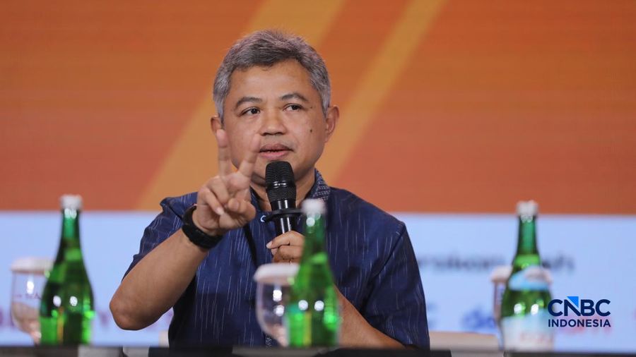 Anggota Dewan Komisioner LPS Bidang Program Penjaminan dan Resolusi Bank, Doddy Zulverdi saat menyampaikan pemaparan dalam Lampung Financial Festival di Hotel Novotel, Bandar Lampung, Minggu (65/9/2026). (CNBC Indonesia/Tri Susilo)