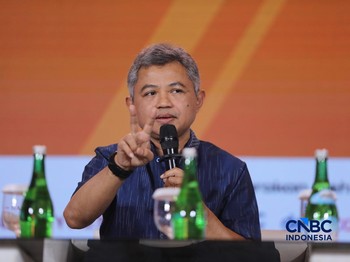 Anggota Dewan Komisioner LPS Bidang Program Penjaminan dan Resolusi Bank, Doddy Zulverdi saat menyampaikan pemaparan dalam Lampung Financial Festival di Hotel Novotel, Bandar Lampung, Minggu (65/9/2026). (CNBC Indonesia/Tri Susilo)
