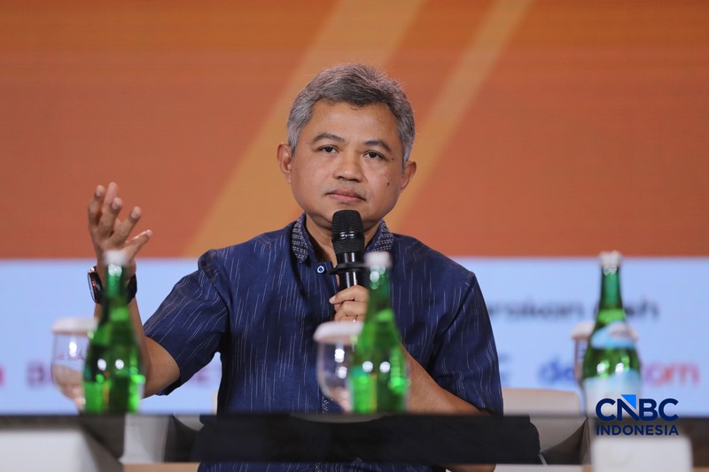 Direktur Jenderal Stabilitas dan  Pengembangan Sektor Keuangan (SPSK) Kementerian Keuangan, Herman Saheruddinsaat dan Anggota Dewan Komisioner LPS Bidang Program Penjaminan dan Resolusi Bank, Doddy Zulverdi menyampaikan pemaparan dalam Lampung Financial Festival di Hotel Novotel, Bandar Lampung, Minggu (65/9/2026). (CNBC Indonesia/Tri Susilo)