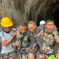 Anggota tim pencarian dan penyelamatan Angkatan Darat Nepal menggotong seorang warga negara Tiongkok setelah ia diselamatkan dalam keadaan hidup dari sebuah terowongan di Proyek Pembangkit Listrik Tenaga Air Upper Trishuli-1 akibat banjir dan tanah l