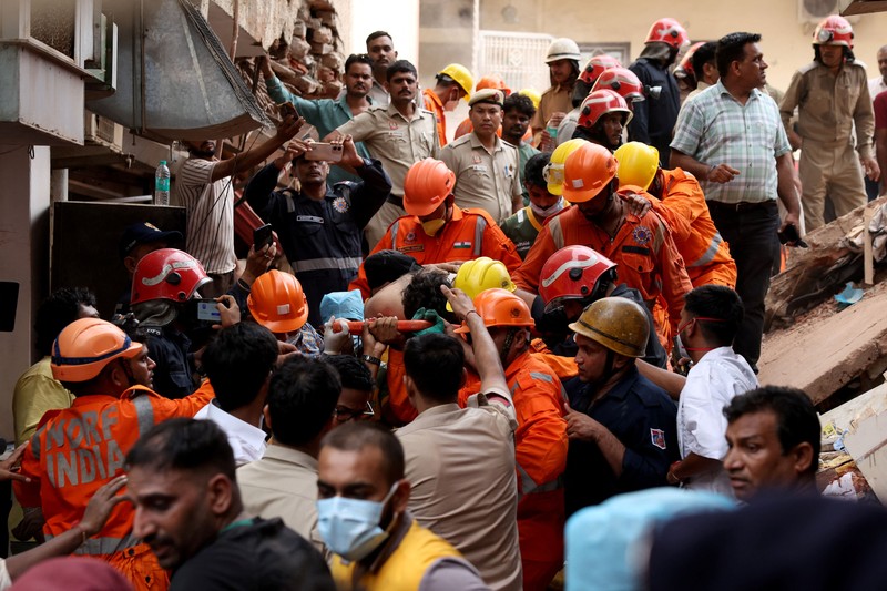 Petugas darurat memeriksa lokasi dan mencari korban selamat setelah sebuah bangunan runtuh di New Delhi, India, pada 6 September 2026. (REUTERS/Francis Mascarenhas)